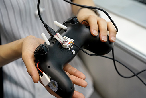 画像ギャラリー No.008のサムネイル画像 / 身につけやすくて高精度な脳波検出ヘッドバンドやゲームの難度を錯覚させる技術など,CEATEC 2017で見た興味深い技術をレポート