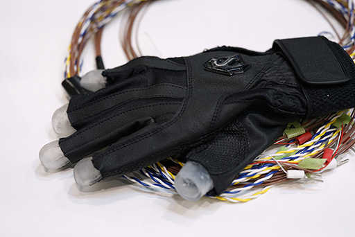 画像ギャラリー No.004のサムネイル画像 / 次に来るフィードバック技術は「温度」? VR用途に使える温覚&触覚技術をCEATEC 2017で体験してみた