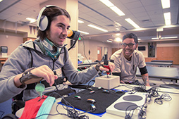 画像ギャラリー No.010のサムネイル画像 / Microsoft,障害者のゲームプレイをサポートする新型ゲームコントローラ「Xbox Adaptive Controller」発表