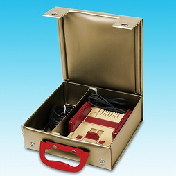 画像ギャラリー No.003のサムネイル画像 / 「ニンテンドークラシックミニ ファミリーコンピュータ」と付属品一式を収納するためのケースが発売。取っ手付き
