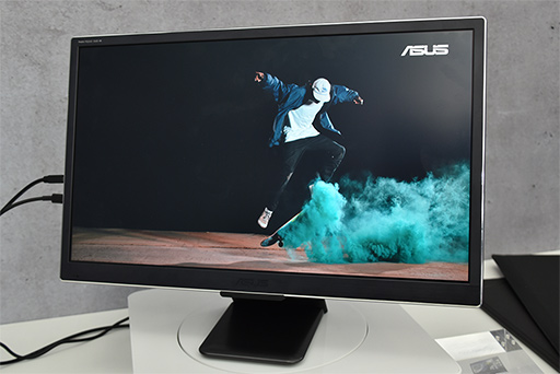Computex Joled製有機elパネルを使ったasusのディスプレイ Pq22uc をチェック 発色の美しさと黒の締まりは素晴らしい