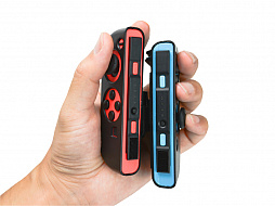 画像ギャラリー No.004のサムネイル画像 / 左右のJoy-Conを片手で操作できるようにするマウントアダプターがゲームテックから発売