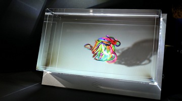 ［TGS 2018］ガラスの中に浮かぶ映像？　完成度の高い立体ディスプレイLookng Glass