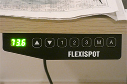 画像集 No.039のサムネイル画像 / 電動で高さ調整可能なスタンディングデスク「FlexiSpot E3」レビュー。ゲーマー女子中学生が組み立てに挑戦
