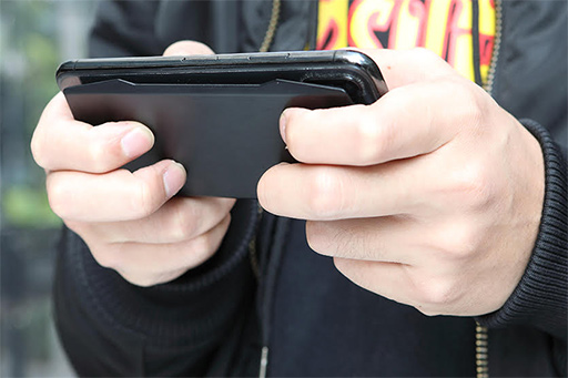 画像ギャラリー No.002のサムネイル画像 / スマホの背面に貼り付けて使う「ゲーム用全面タッチパッド」こと「MUJA」のクラウドファンディングがスタート。早期割引価格は49ドル