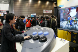 画像ギャラリー No.003のサムネイル画像 / セガフェス会場でメガドライブ ミニの「バンパイアキラー」をプレイ。「セガサターン巨大コントローラー」も試遊してきた