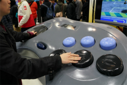 画像ギャラリー No.004のサムネイル画像 / セガフェス会場でメガドライブ ミニの「バンパイアキラー」をプレイ。「セガサターン巨大コントローラー」も試遊してきた