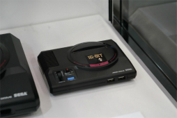 画像ギャラリー No.006のサムネイル画像 / セガフェス会場でメガドライブ ミニの「バンパイアキラー」をプレイ。「セガサターン巨大コントローラー」も試遊してきた