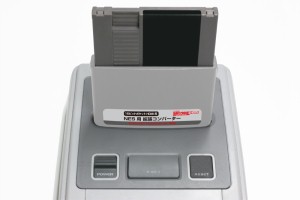 画像ギャラリー No.003のサムネイル画像 / 携帯ゲーム機型スーファミ互換機で海外版ファミコン用カセットをプレイ可能にするコンバーターが発売に