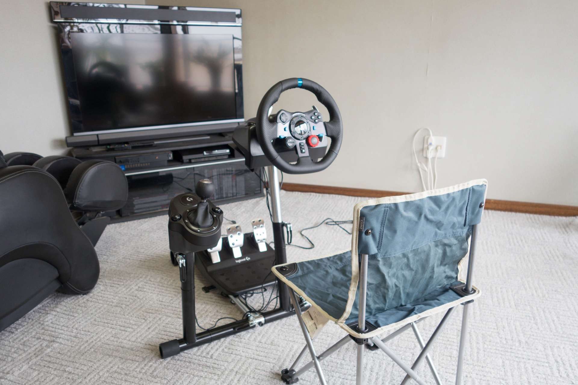 レースゲームを遊ぶときだけ設置して，快適なドライブ環境を実現するステアリングスタンド「Wheel Stand Pro」を紹介