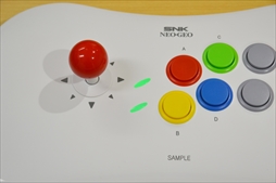 画像集#014のサムネイル/「NEOGEO Arcade Stick Pro」の使用方法とプレイフィールを紹介。NEOGEO格ゲー20タイトルが収録されたアーケードスティック