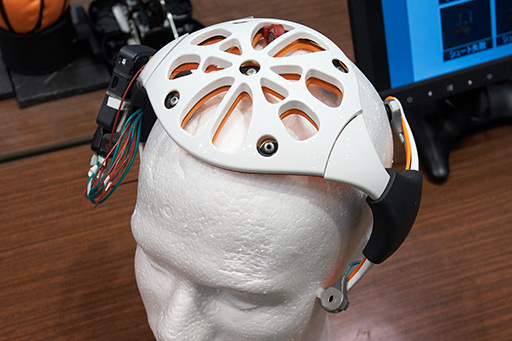 画像ギャラリー No.003のサムネイル画像 / 脳活動だけでロボットを操作する「bスポーツ」を体験。「Brain-machine Interface」がゲームを変える