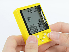 キーホルダー型携帯ゲーム機「テトリス ミニ」が10月8日発売へ。6色展開，税抜1500円で登場