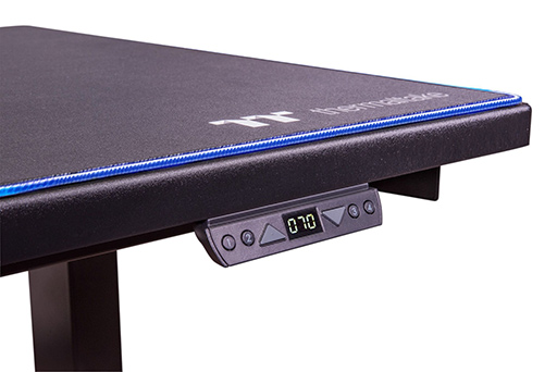 画像ギャラリー No.004のサムネイル画像 / 天板全体をマウスパッドでカバーしたThermaltake製ゲーマー向け昇降式デスクが国内発売