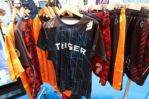 画像ギャラリー No.007のサムネイル画像 / プロチームはもちろん,ゲーマー個人でも作れるオーダーメイドのキーボードやユニフォームをeスポーツ関連展示会で見てきた