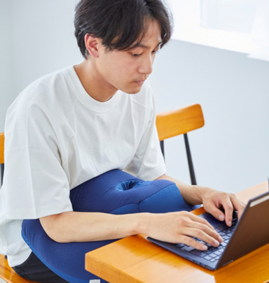 画像集#002のサムネイル/寝落ちも安心? うつ伏せ派ゲーマー向けピロークッションの小型版が登場