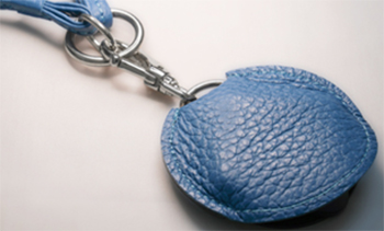 画像ギャラリー No.015のサムネイル画像 / PSの「△〇×□」柄をプリントしたバッグの第2弾がGRAPHT GAMING LIFEから。セキュリティタグ内蔵のレザーアクセサリも登場