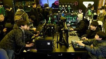 画像ギャラリー No.018のサムネイル画像 / PSの「△〇×□」柄をプリントしたバッグの第2弾がGRAPHT GAMING LIFEから。セキュリティタグ内蔵のレザーアクセサリも登場