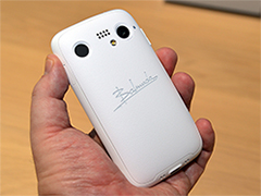 個性的な家電で知られるバルミューダが5G対応スマホ「BALMUDA Phone」を発表。デザインに強くこだわったミドルクラスモデル