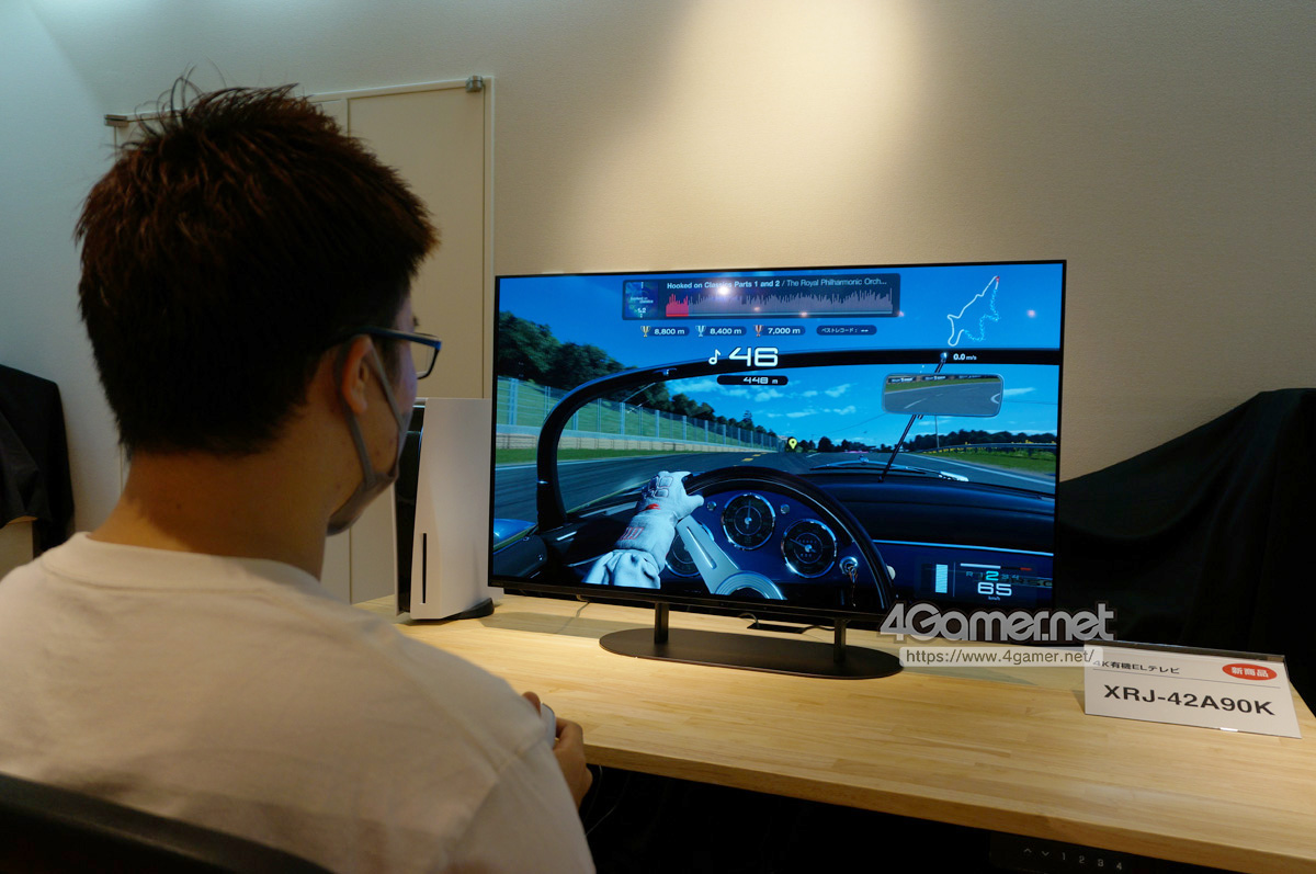 BRAVIA」のゲーム機能をPS5版「GT7」で体験してみた。机に置ける42型