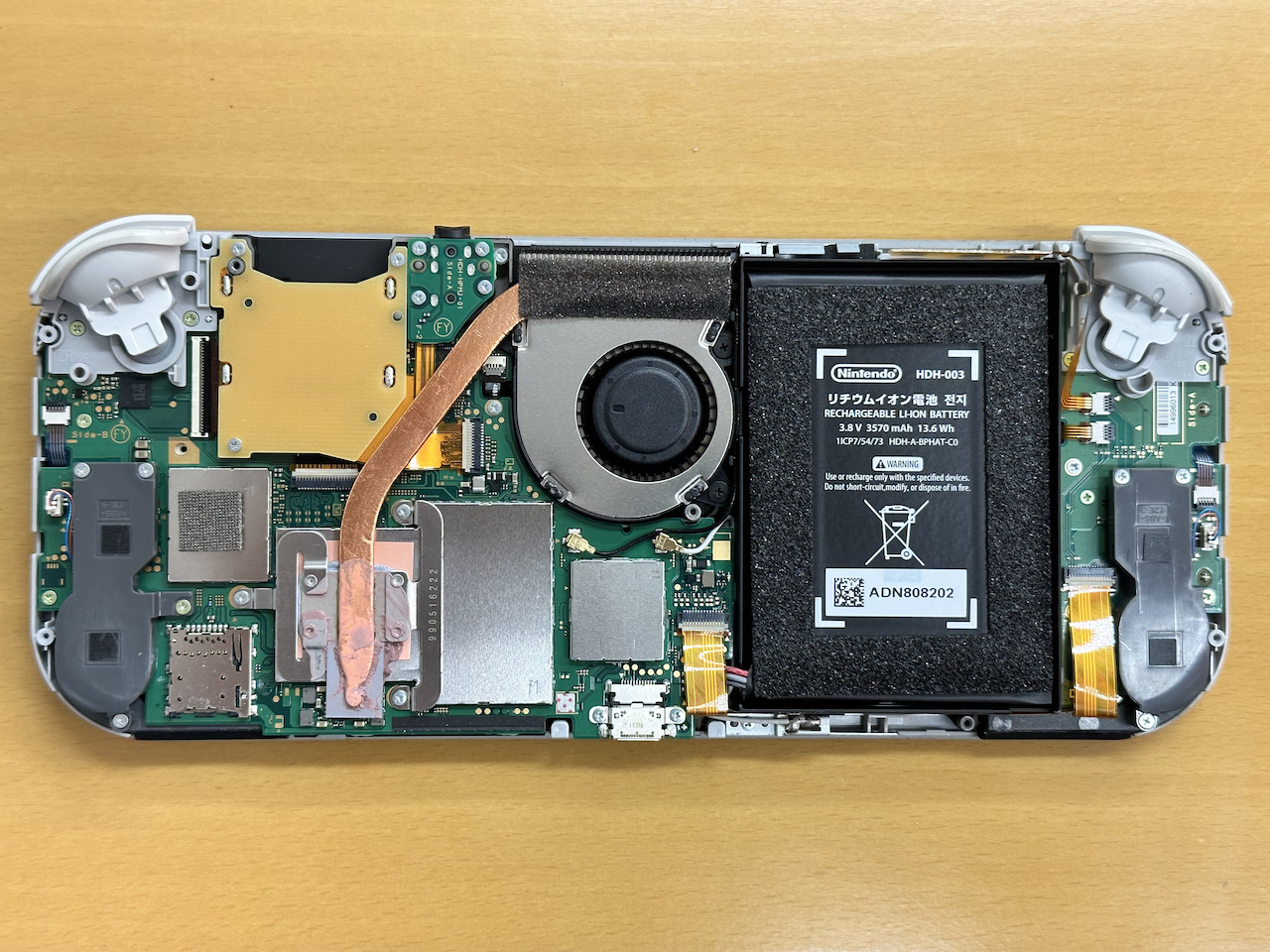 Switch Liteのボディを透明にしたかったので,分解して交換してみた