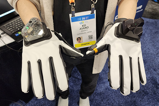 画像ギャラリー No.004のサムネイル画像 / VRコントローラを置き換えられる手袋型デバイス「Contact Glove」を体験。指先に本物の圧力を感じる触覚フィードバックも