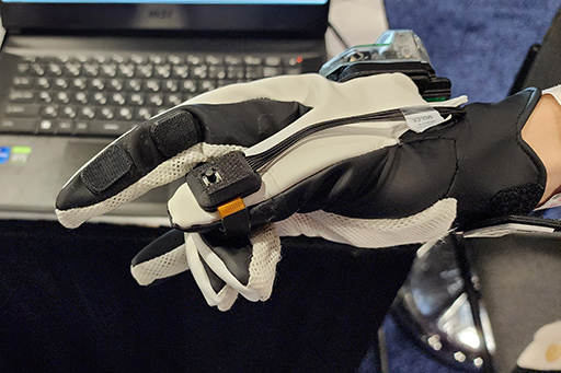 画像ギャラリー No.006のサムネイル画像 / VRコントローラを置き換えられる手袋型デバイス「Contact Glove」を体験。指先に本物の圧力を感じる触覚フィードバックも