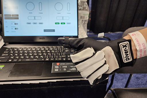 画像ギャラリー No.008のサムネイル画像 / VRコントローラを置き換えられる手袋型デバイス「Contact Glove」を体験。指先に本物の圧力を感じる触覚フィードバックも