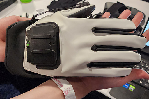 画像ギャラリー No.011のサムネイル画像 / VRコントローラを置き換えられる手袋型デバイス「Contact Glove」を体験。指先に本物の圧力を感じる触覚フィードバックも