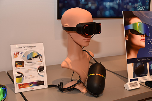 画像集 No.005のサムネイル画像 / シャープが公開した軽量型VR HMDを試す。独自開発のパンケーキレンズは，競合よりも約1.6倍明るい自信作だ