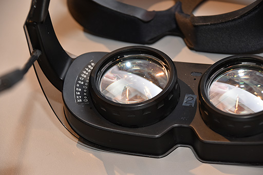 画像集 No.008のサムネイル画像 / シャープが公開した軽量型VR HMDを試す。独自開発のパンケーキレンズは，競合よりも約1.6倍明るい自信作だ