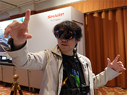 画像集 No.010のサムネイル画像 / シャープが公開した軽量型VR HMDを試す。独自開発のパンケーキレンズは，競合よりも約1.6倍明るい自信作だ
