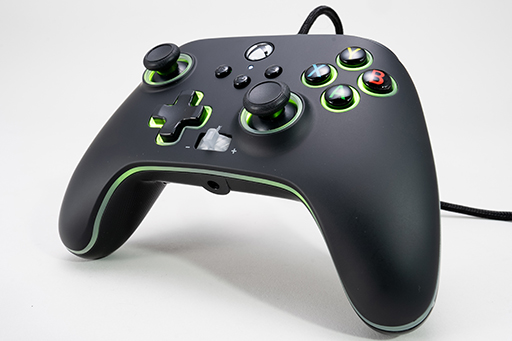 LED&背面ボタン装備のPC&Xbox用ゲームパッド「PowerA スペクトラ