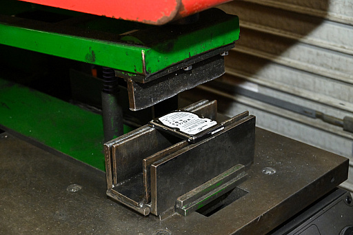 画像ギャラリー No.010のサムネイル画像 / 「PC 捨てたい 方法」。いろいろな捨て方を学んだ結果,かつての相棒の心臓がパソコンファームで“V字破壊”されたEND