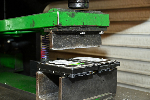 画像ギャラリー No.015のサムネイル画像 / 「PC 捨てたい 方法」。いろいろな捨て方を学んだ結果,かつての相棒の心臓がパソコンファームで“V字破壊”されたEND