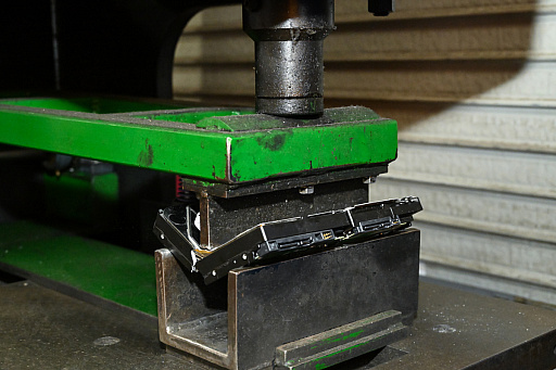 画像ギャラリー No.016のサムネイル画像 / 「PC 捨てたい 方法」。いろいろな捨て方を学んだ結果,かつての相棒の心臓がパソコンファームで“V字破壊”されたEND