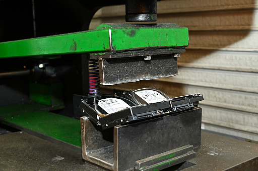 画像ギャラリー No.017のサムネイル画像 / 「PC 捨てたい 方法」。いろいろな捨て方を学んだ結果,かつての相棒の心臓がパソコンファームで“V字破壊”されたEND