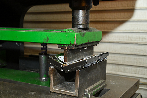 画像ギャラリー No.018のサムネイル画像 / 「PC 捨てたい 方法」。いろいろな捨て方を学んだ結果,かつての相棒の心臓がパソコンファームで“V字破壊”されたEND