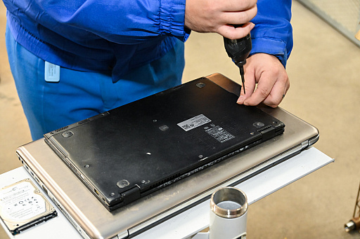 画像ギャラリー No.022のサムネイル画像 / 「PC 捨てたい 方法」。いろいろな捨て方を学んだ結果,かつての相棒の心臓がパソコンファームで“V字破壊”されたEND