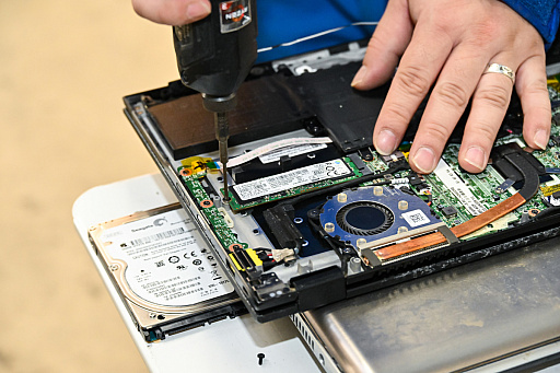 画像ギャラリー No.023のサムネイル画像 / 「PC 捨てたい 方法」。いろいろな捨て方を学んだ結果,かつての相棒の心臓がパソコンファームで“V字破壊”されたEND