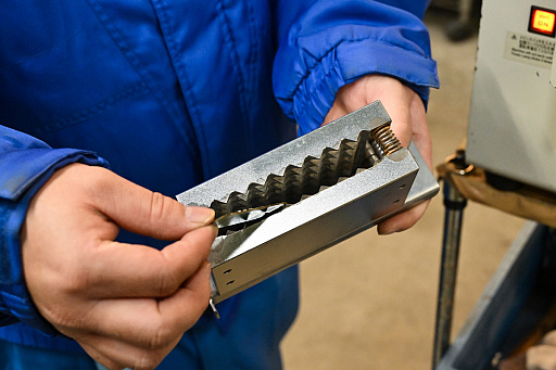 画像ギャラリー No.026のサムネイル画像 / 「PC 捨てたい 方法」。いろいろな捨て方を学んだ結果,かつての相棒の心臓がパソコンファームで“V字破壊”されたEND