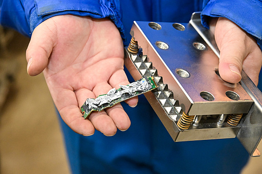 画像ギャラリー No.031のサムネイル画像 / 「PC 捨てたい 方法」。いろいろな捨て方を学んだ結果,かつての相棒の心臓がパソコンファームで“V字破壊”されたEND