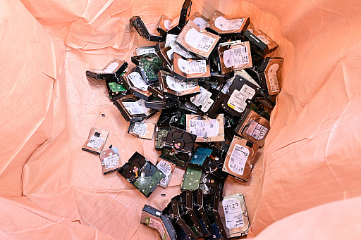 画像ギャラリー No.034のサムネイル画像 / 「PC 捨てたい 方法」。いろいろな捨て方を学んだ結果,かつての相棒の心臓がパソコンファームで“V字破壊”されたEND