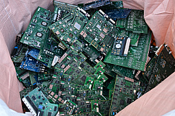 画像集 No.035のサムネイル画像 / 「PC　捨てたい　方法」。いろいろな捨て方を学んだ結果，かつての相棒の心臓がパソコンファームで“V字破壊”されたEND