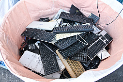 画像集 No.036のサムネイル画像 / 「PC　捨てたい　方法」。いろいろな捨て方を学んだ結果，かつての相棒の心臓がパソコンファームで“V字破壊”されたEND