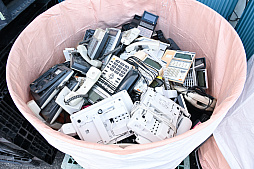 画像ギャラリー No.038のサムネイル画像 / 「PC 捨てたい 方法」。いろいろな捨て方を学んだ結果,かつての相棒の心臓がパソコンファームで“V字破壊”されたEND