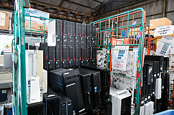 画像ギャラリー No.040のサムネイル画像 / 「PC 捨てたい 方法」。いろいろな捨て方を学んだ結果,かつての相棒の心臓がパソコンファームで“V字破壊”されたEND