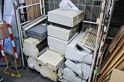 画像ギャラリー No.043のサムネイル画像 / 「PC 捨てたい 方法」。いろいろな捨て方を学んだ結果,かつての相棒の心臓がパソコンファームで“V字破壊”されたEND