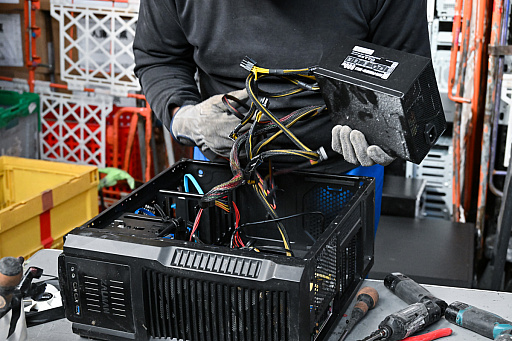 画像ギャラリー No.050のサムネイル画像 / 「PC 捨てたい 方法」。いろいろな捨て方を学んだ結果,かつての相棒の心臓がパソコンファームで“V字破壊”されたEND