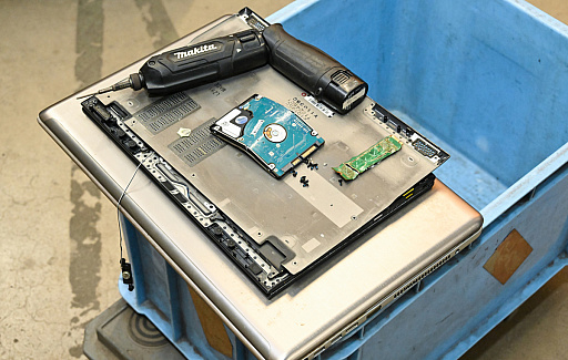 画像ギャラリー No.054のサムネイル画像 / 「PC 捨てたい 方法」。いろいろな捨て方を学んだ結果,かつての相棒の心臓がパソコンファームで“V字破壊”されたEND